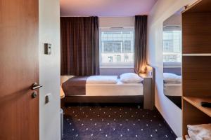 Postel nebo postele na pokoji v ubytování B&B HOTEL Frankfurt-Niederrad