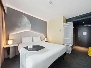 Giường trong phòng chung tại ibis Styles Paris Charles de Gaulle Airport