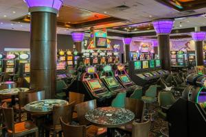 een casino met veel speelautomaten en tafels en stoelen bij Four Points By Sheraton Los Angeles in Los Ángeles