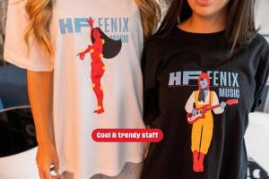 deux femmes portant des t-shirts avec une fillette de musique hérissée dans l'établissement HF Fenix Music, à Lisbonne