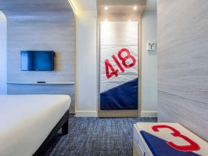 Cama ou camas em um quarto em ibis Styles La Rochelle Centre