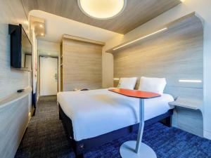 Cama ou camas em um quarto em ibis Styles La Rochelle Centre