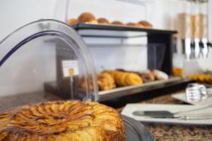 una pagnotta di pane su un bancone con rubinetto di Monte Carmelo a Siviglia