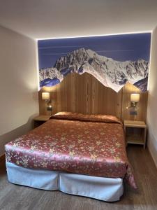 ein Schlafzimmer mit einem Bett mit einem Wandbild der Berge in der Unterkunft Hotel Des Glaciers in Courmayeur