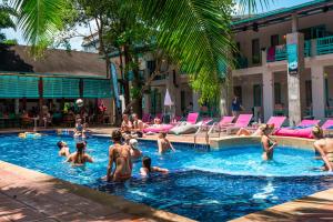 Swimming pool sa o malapit sa Nomads Ao Nang