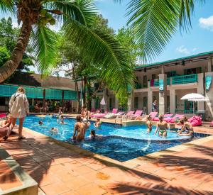 Swimming pool sa o malapit sa Nomads Ao Nang