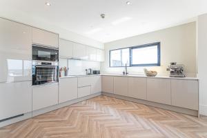 A cozinha ou cozinha compacta de NOVU Apartments Liverpool Waterfront