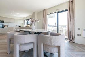 A cozinha ou cozinha compacta de NOVU Apartments Liverpool Waterfront