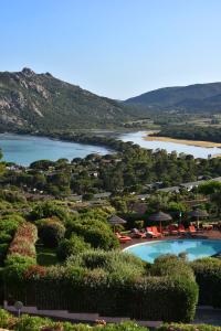 uma vista aérea de um resort com dois lagos em Hôtel Alivi Di Santa Giulia em Porto-Vecchio