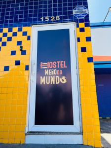 eine Tür zu einem Hostel mit einem Morocco-Gedankenschild auf einem Gebäude in der Unterkunft Hostel Meio do Mundo in Macapá