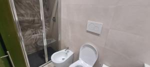 uma casa de banho com um chuveiro, um WC e um lavatório. em CagliariParadiseApartment it Marina em Cagliari