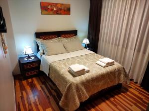 - une chambre avec un lit et 2 serviettes dans l'établissement El Balcón del Sol, à Cusco