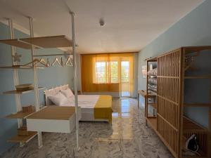 - une chambre avec un lit et des étagères dans l'établissement Summer H. Studio Sunny Beach, à Sunny Beach