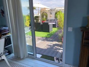 Градина пред DERNIER ETAGE TERRASSE Pte St Coud