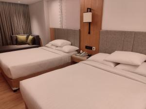 Pokój hotelowy z 2 łóżkami i telefonem w obiekcie Courtyard by Marriott Tiruchirappalli w mieście Tiruchchirāppalli