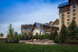 um edifício com um parque em frente a um edifício em Gaylord Rockies Resort & Convention Center em Aurora