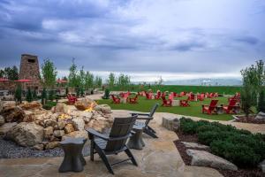 um pátio com cadeiras vermelhas e uma fogueira em Gaylord Rockies Resort & Convention Center em Aurora