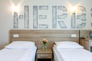 A bed or beds in a room at PracticOtel