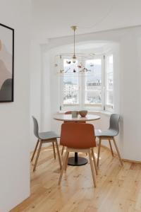 - une salle à manger avec une table et des chaises dans l'établissement Das Grüne Haus - Boutique Apartments ecofriendly, à Innsbruck