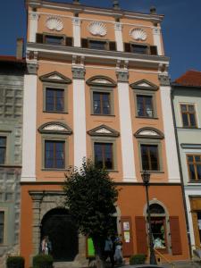 un gran edificio con un reloj encima en Residence Spillenberg Classic Room, en Levoča