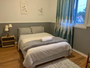 En eller flere senger på et rom på Entire 2-bedroom bungalow