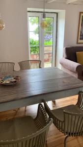 een eetkamer met een houten tafel en stoelen bij Quinta das Vinhas in Calheta