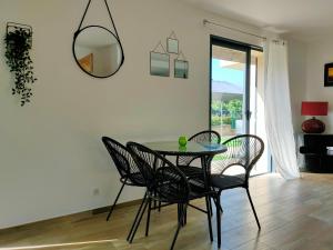 Jardin et 2 chambres centre St Florent休息區