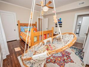 un columpio en una habitación con cama en The Cherry St House near Missouri State University, en Springfield