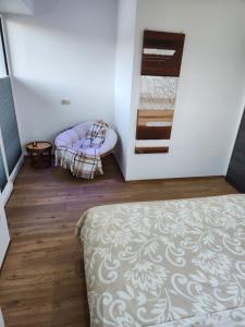 um quarto com uma cama e uma cómoda em Vila Rajska ptica em Bled