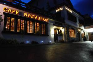 um edifício com uma placa de restaurante café à noite em Hotel du Pigne em Arolla