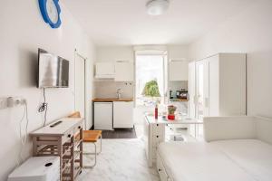 Una cocina o kitchenette en Paris tourist Apartment, France