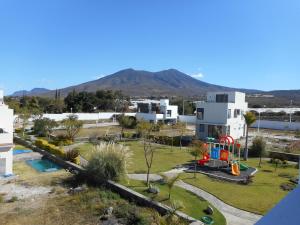 Hermosa Casa en Orilla del lago -Zona de villedos- في San Cristóbal Zapotitlán: اطلالة على حديقة مع ملعب