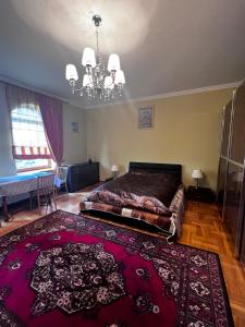 - une chambre avec un grand lit et un tapis rouge dans l'établissement Spacious rooms in peaceful Jelgava area, à Jelgava