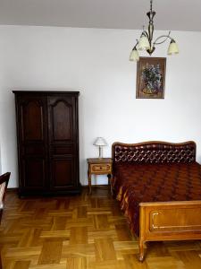 - une chambre avec un lit et une table avec une lampe dans l'établissement Spacious rooms in peaceful Jelgava area, à Jelgava