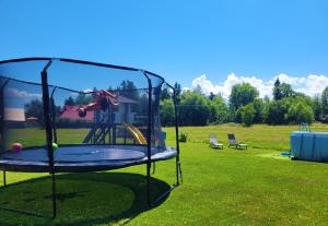 una persona che gioca su un trampolino in un cortile di Stylovy a Białka