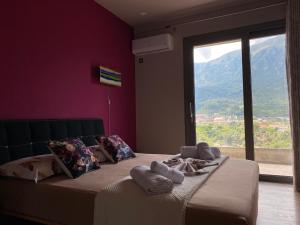 um quarto com uma cama com toalhas em Villa Pamela em Përmet