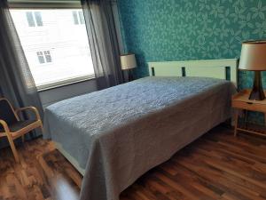 una camera con letto e finestra di Family House Kupittaa Diplomat, Sauna, Garden, whole house for you a Turku