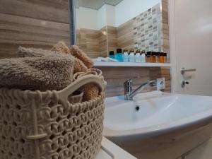 bagno con lavandino, specchio e lavandino di Apartment Serenity a Ohrid