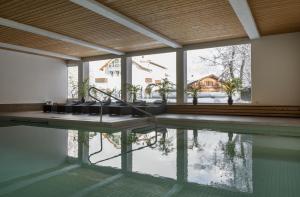 A piscina localizada em Hotel des Alpes ou nos arredores