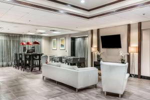 a living room with a white couch and a table at Clarion Hotel BWI Airport Arundel Mills in Hanover