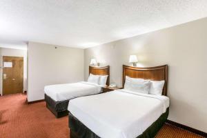 a hotel room with two beds with white sheets at Clarion Hotel BWI Airport Arundel Mills in Hanover