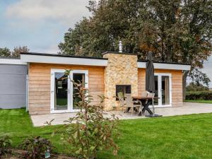 una casetta minuscola con patio e tavolo di Holiday Home Green Resort Mooi Bemelen by Interhome a Bemelen