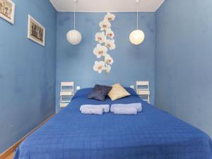 ein blaues Schlafzimmer mit einem blauen Bett und zwei Kissen in der Unterkunft Apartment MemLing-3 by Interhome in Vilafortuny