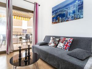 ein Wohnzimmer mit einem Sofa und einem Glastisch in der Unterkunft Apartment MemLing-3 by Interhome in Vilafortuny