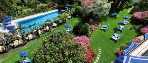 einen Luftblick auf ein Resort mit einem Pool in der Unterkunft Hotel Ascona in Ascona