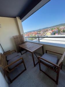 d'un balcon avec une table et deux chaises et une vue. dans l'établissement Summer H. Studio Sunny Beach, à Sunny Beach