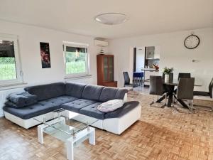 uma sala de estar com um sofá e uma mesa em Orange house Šempeter em Šempeter v Savinjski Dolini