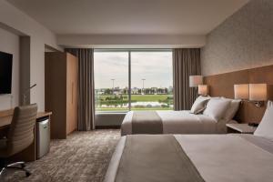 Habitación de hotel con 2 camas y ventana grande. en Great Canadian Casino Resort Toronto, en Toronto