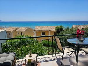 balcone con tavolo e vista sull'oceano di Standart Apartments , Glyfada Beach a Glifada (Glyfada)