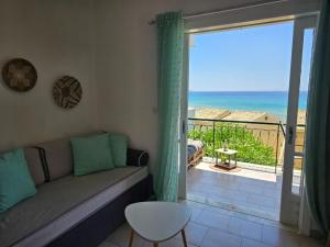 un soggiorno con divano e vista sull'oceano di Standart Apartments , Glyfada Beach a Glifada (Glyfada)